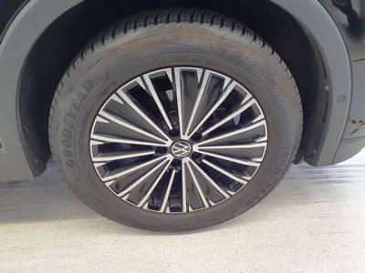 Volkswagen Tiguan 2025 г. Чёрный, пробег 21500 км