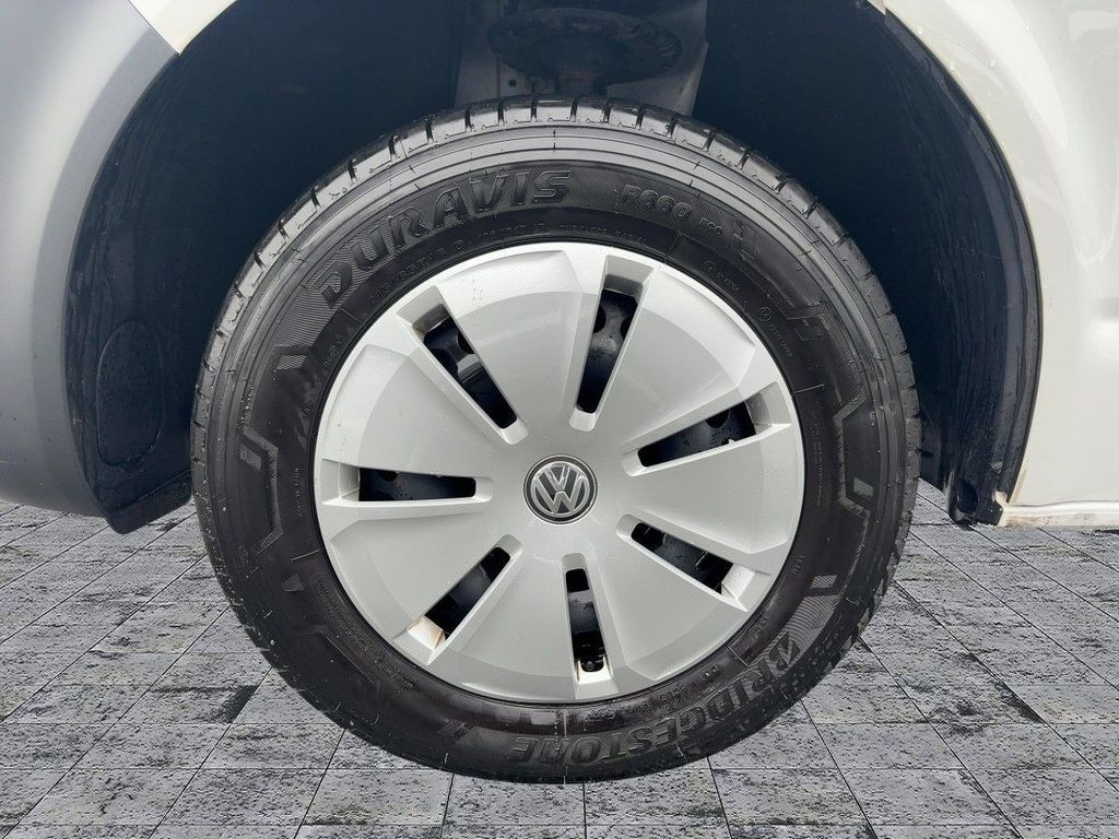 Volkswagen T6 KOMBI 2023 г. Белый, пробег 24000 км