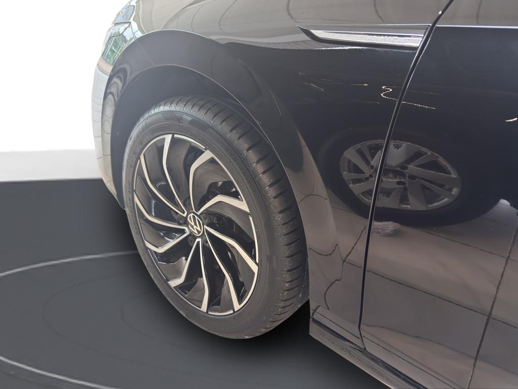 Volkswagen Golf 2024 г. Чёрный, пробег 24677 км