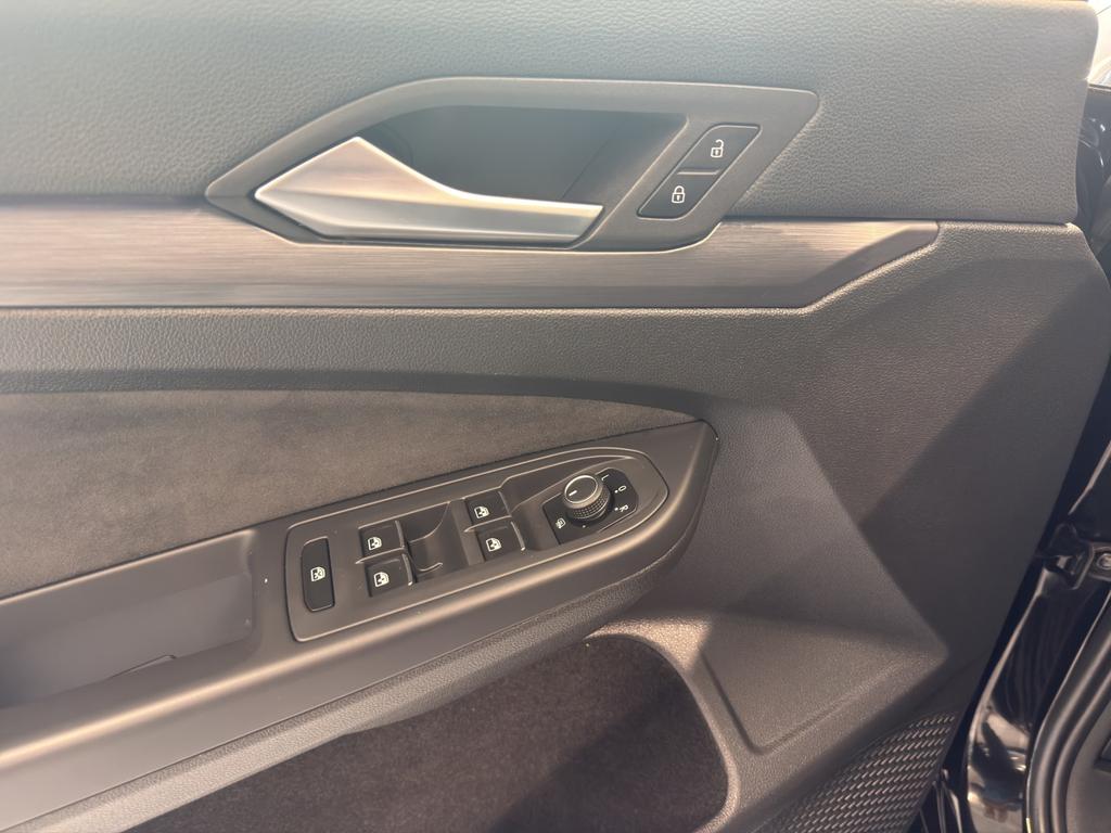 Volkswagen Golf 2024 г. Чёрный, пробег 24677 км