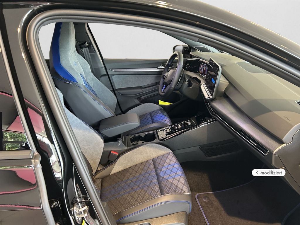 Volkswagen Golf 2026 г. Чёрный, пробег 3000 км