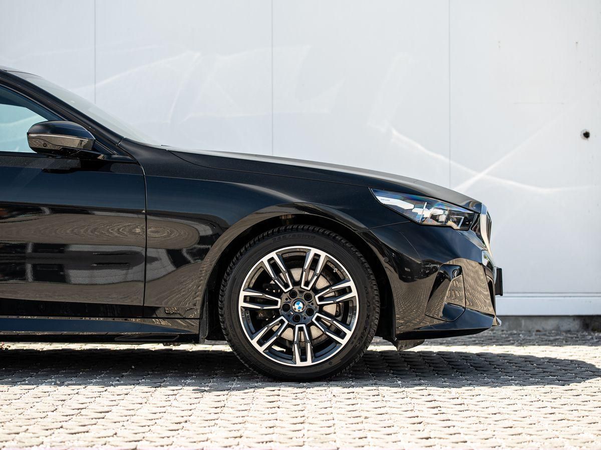 BMW 520 2025 г. Чёрный, пробег 15690 км