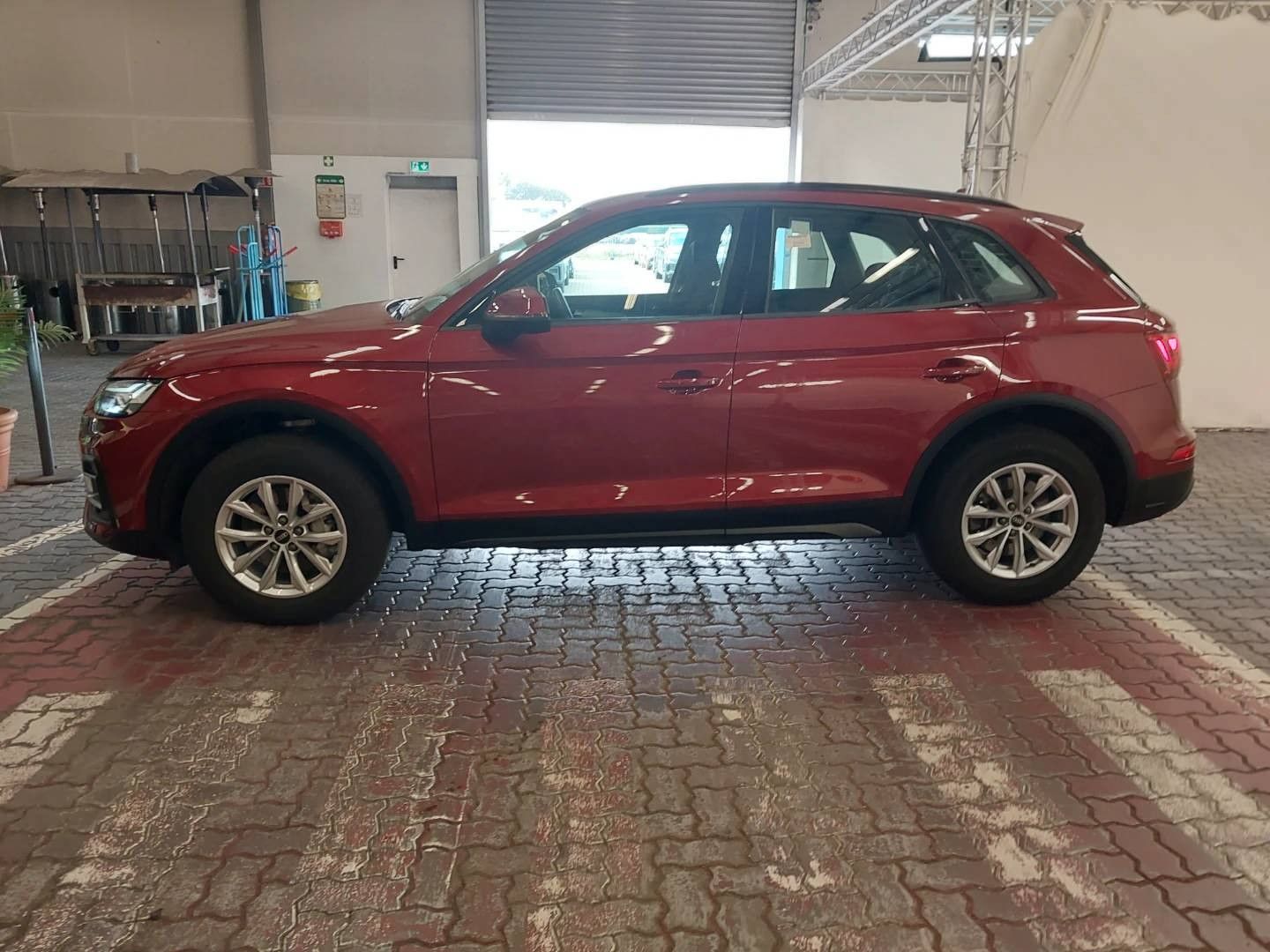 Audi Q5 2023 г. Красный, пробег 32100 км