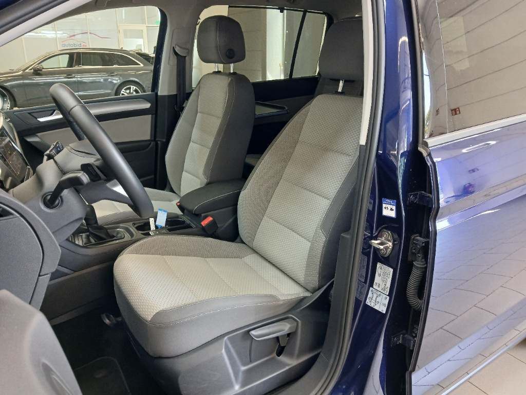 Volkswagen Touran 2025 г. Синий, пробег 27900 км
