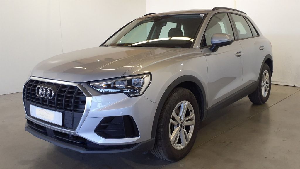 Audi Q3 2023 г. Серебристый, пробег 17600 км