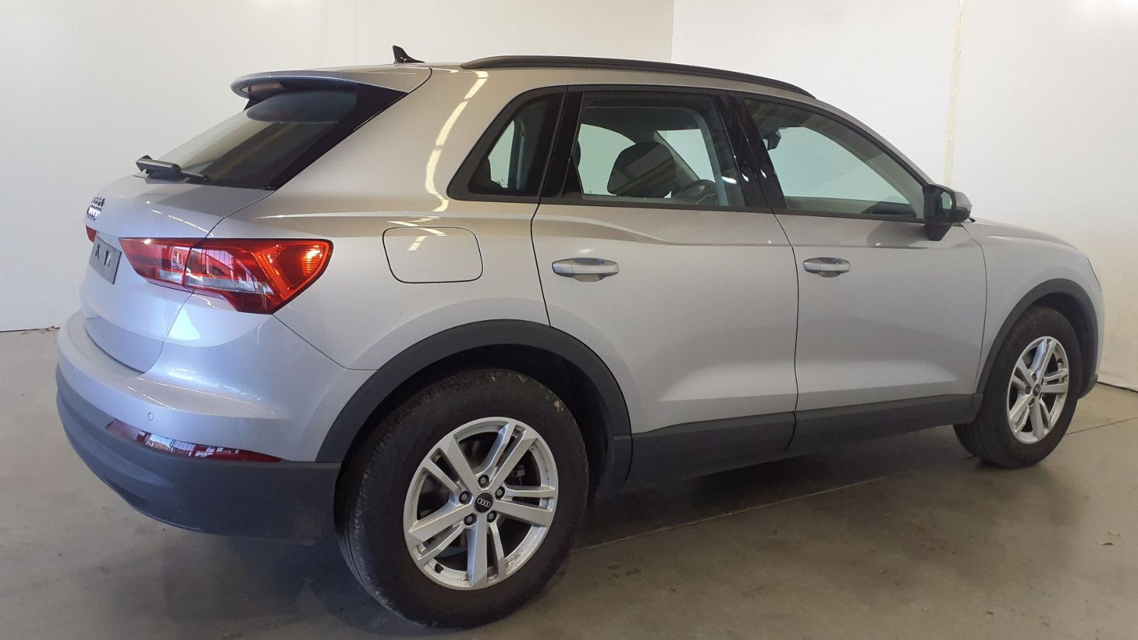 Audi Q3 2023 г. Серебристый, пробег 17600 км
