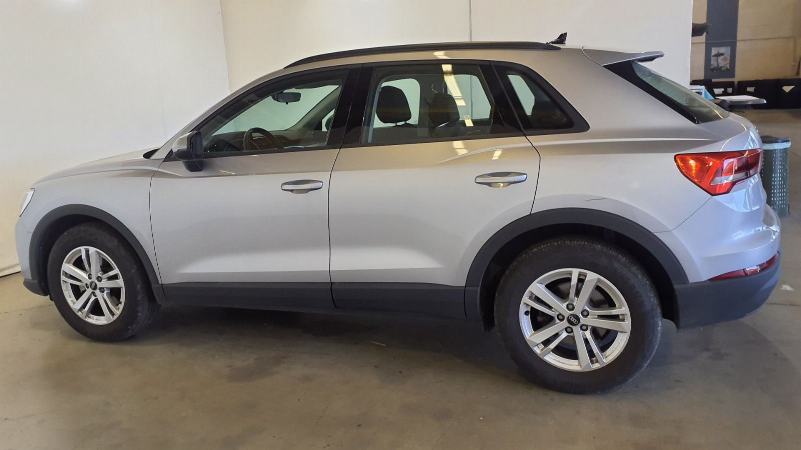 Audi Q3 2023 г. Серебристый, пробег 17600 км