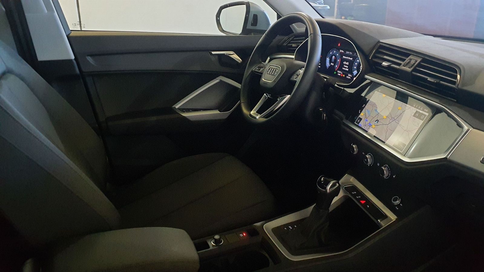 Audi Q3 2023 г. Серебристый, пробег 17600 км