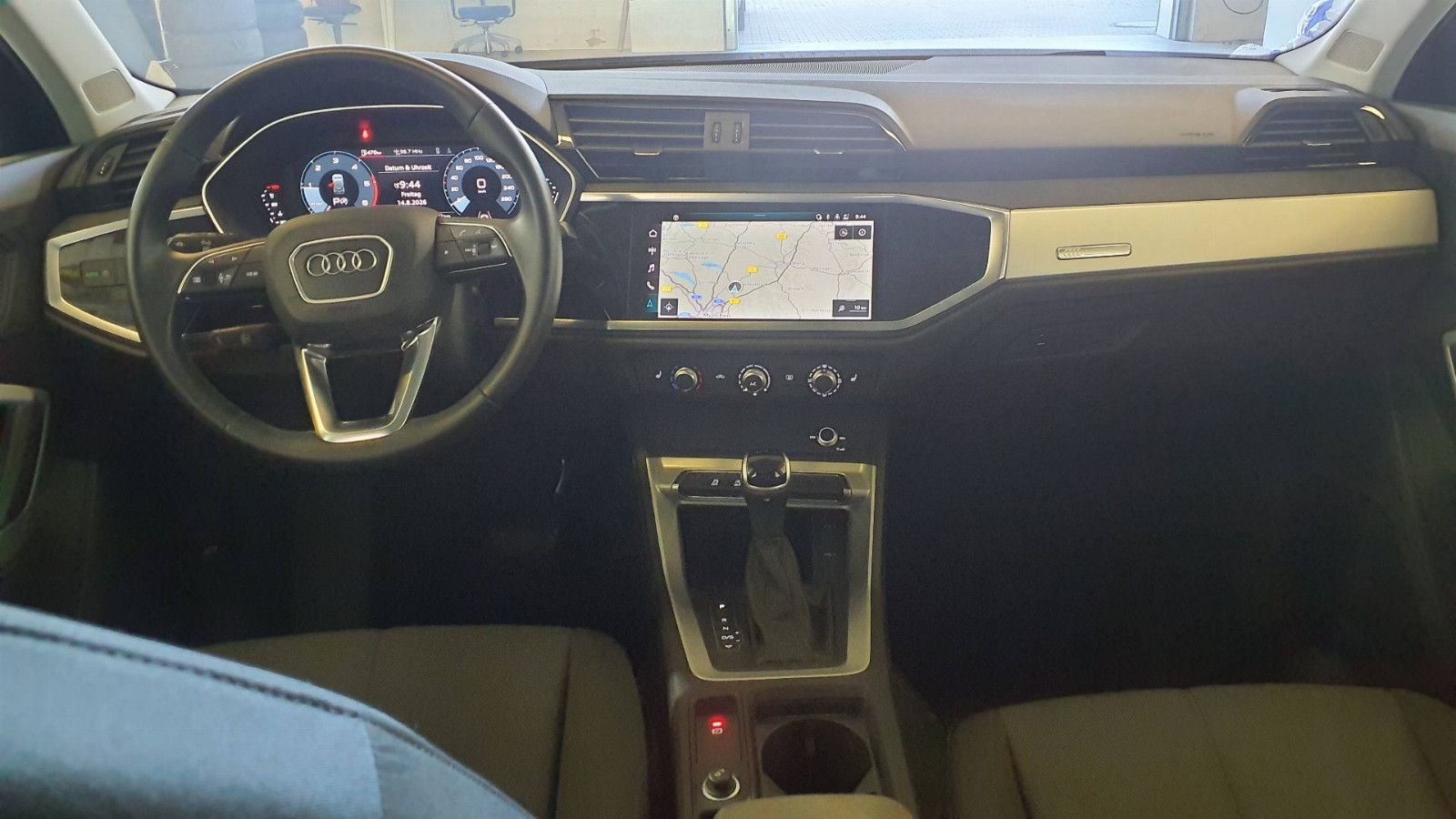 Audi Q3 2023 г. Серебристый, пробег 17600 км