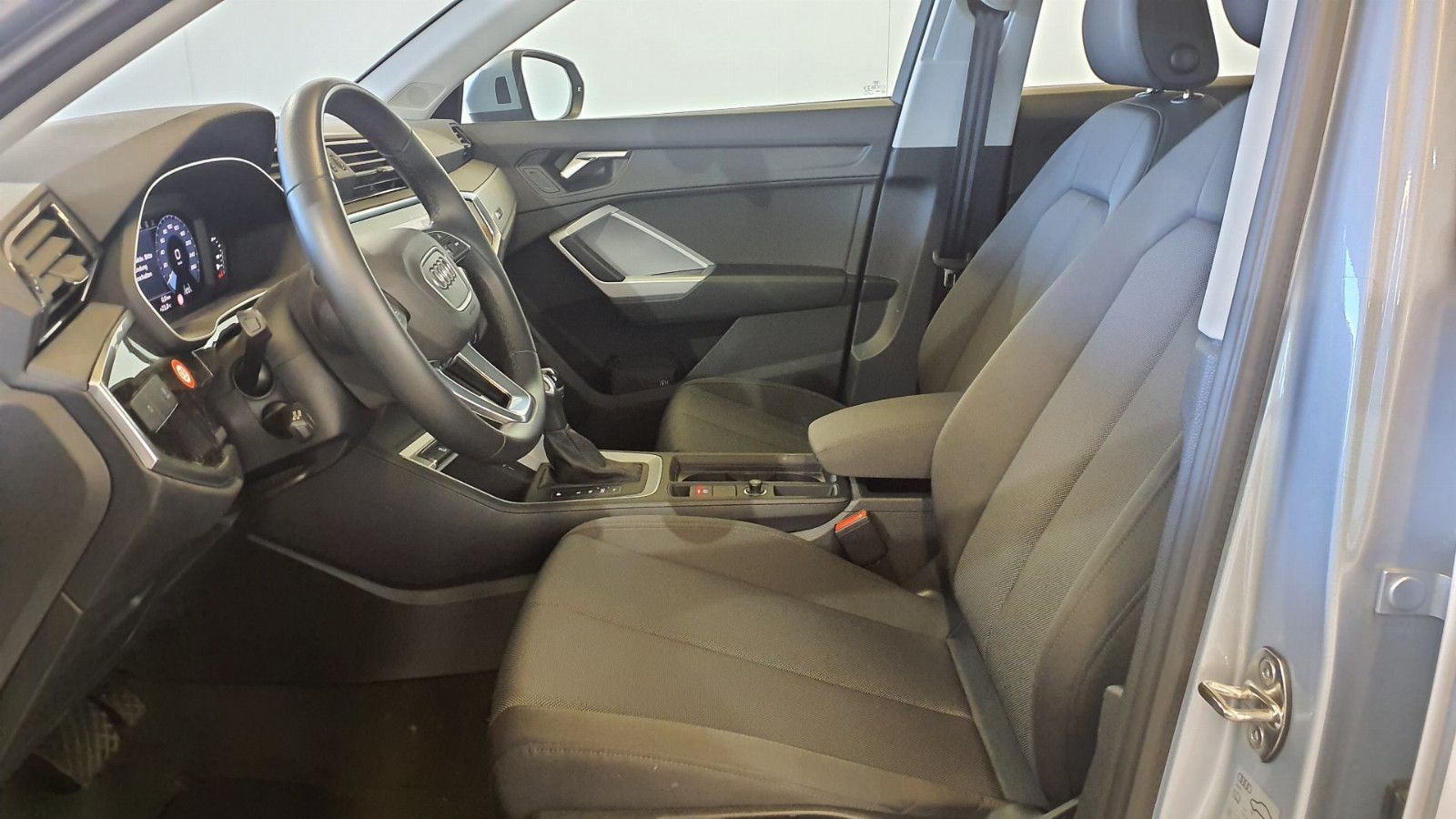 Audi Q3 2023 г. Серебристый, пробег 17600 км