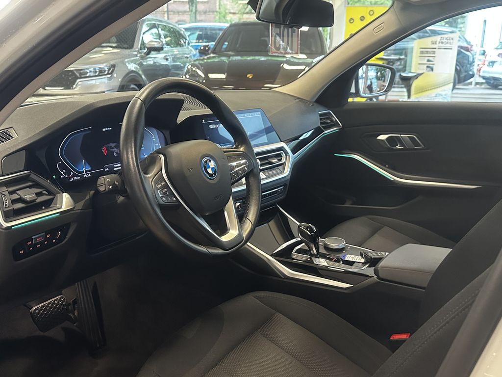 BMW 320 2022 г. Белый, пробег 31706 км