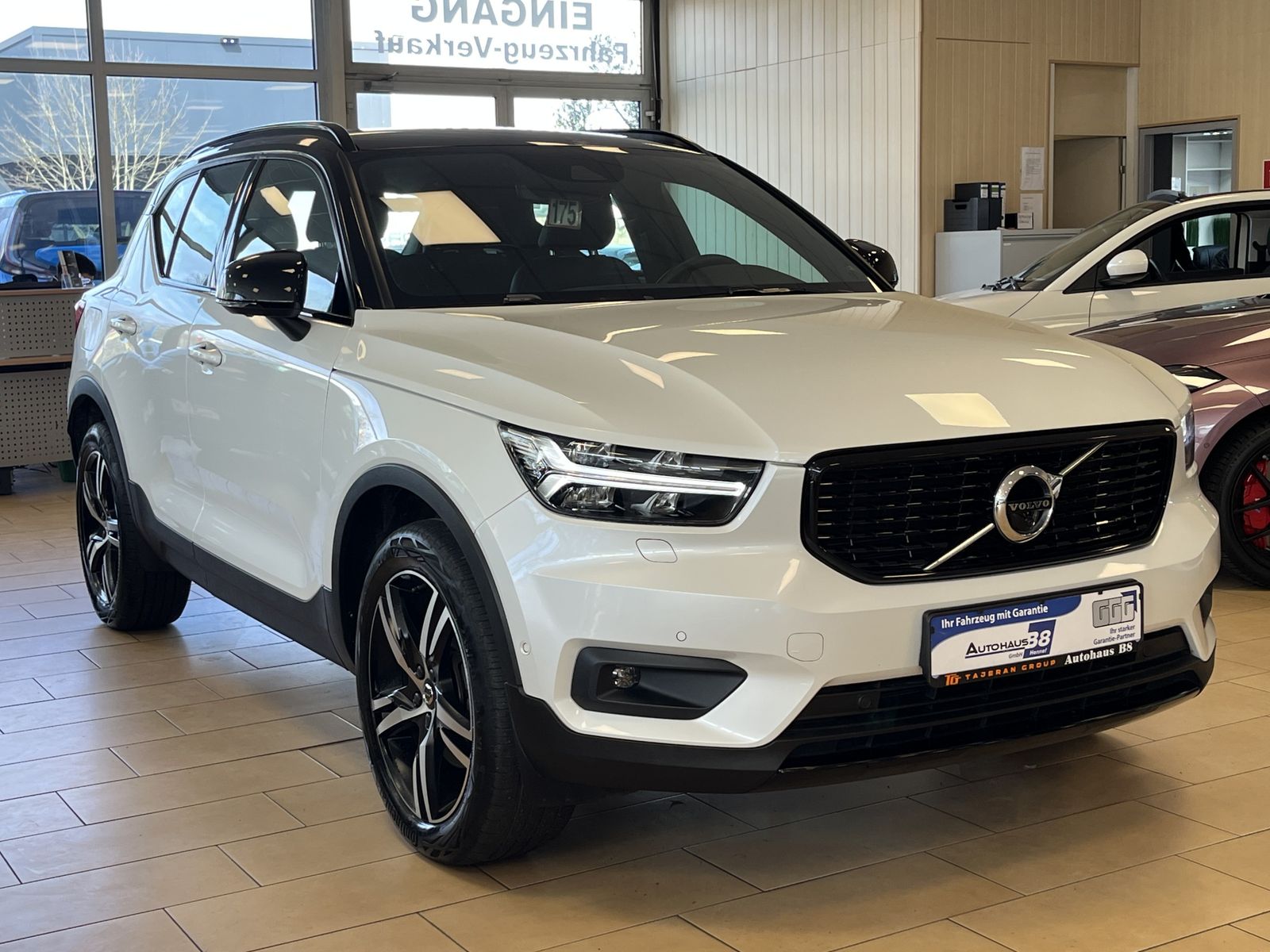 Volvo XC40 2021 г. Белый, пробег 34990 км