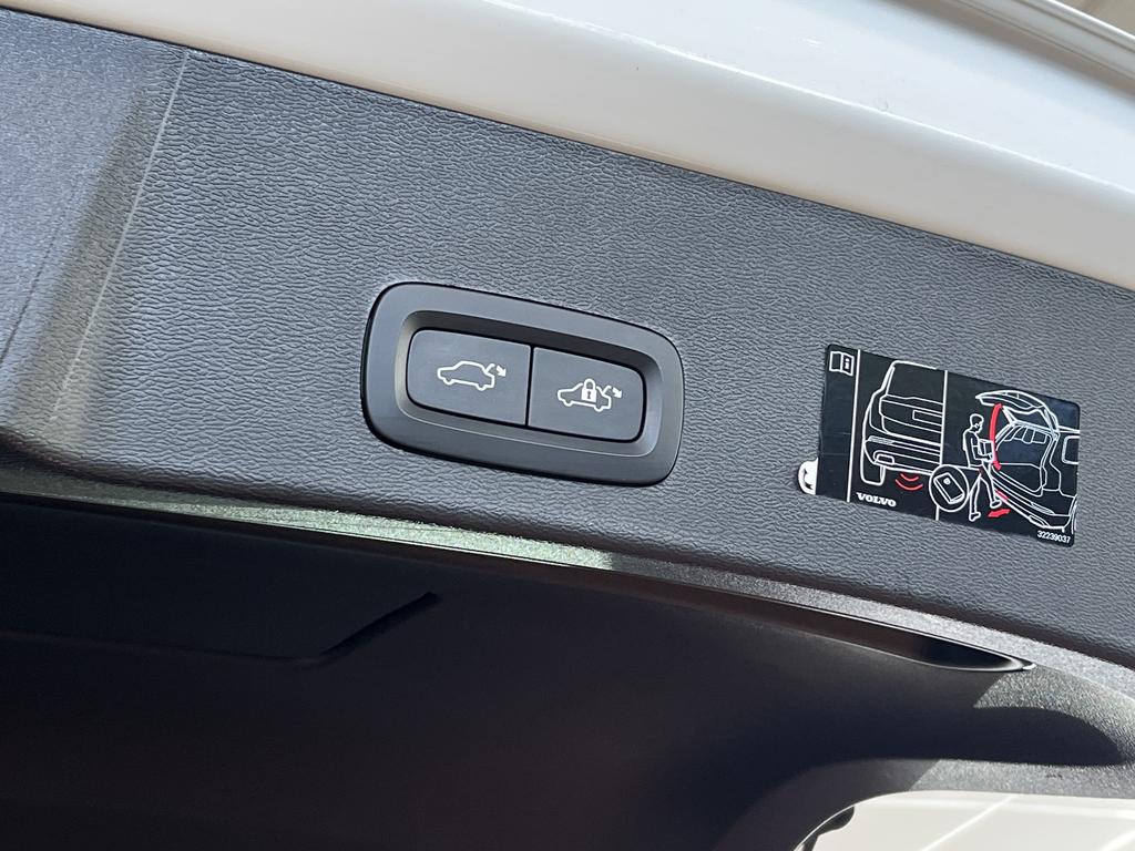 Volvo XC40 2021 г. Белый, пробег 34990 км