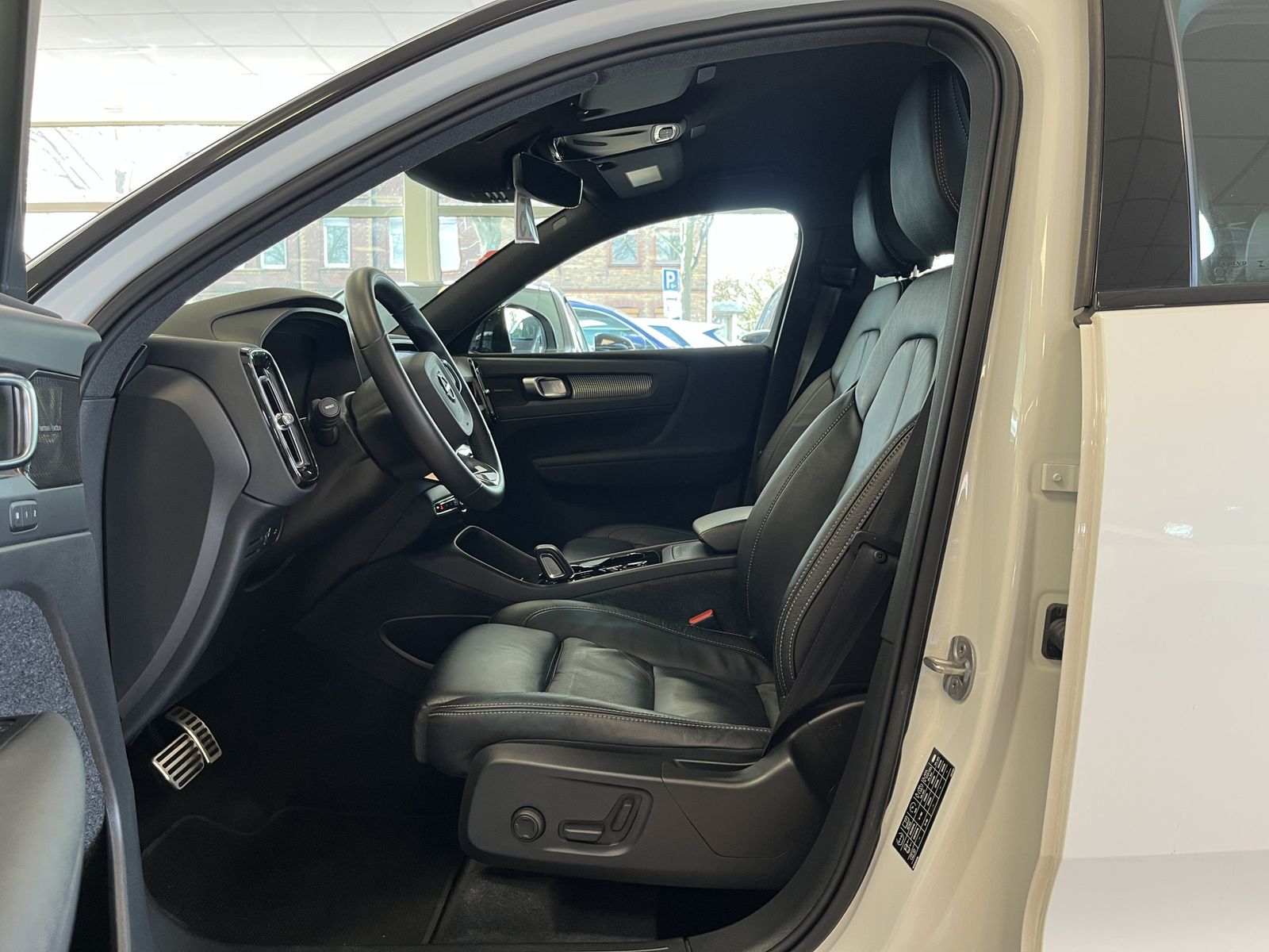 Volvo XC40 2021 г. Белый, пробег 34990 км