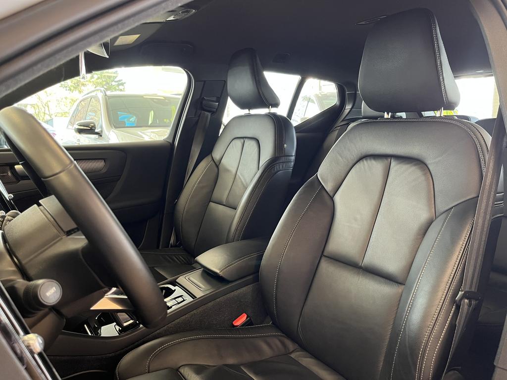 Volvo XC40 2021 г. Белый, пробег 34990 км