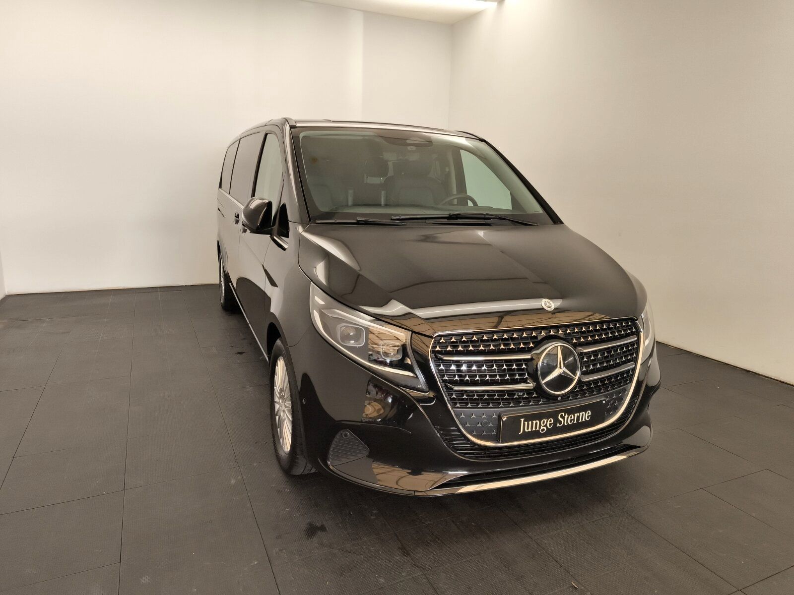 Mercedes-Benz V 300 2024 г. Чёрный, пробег 41130 км