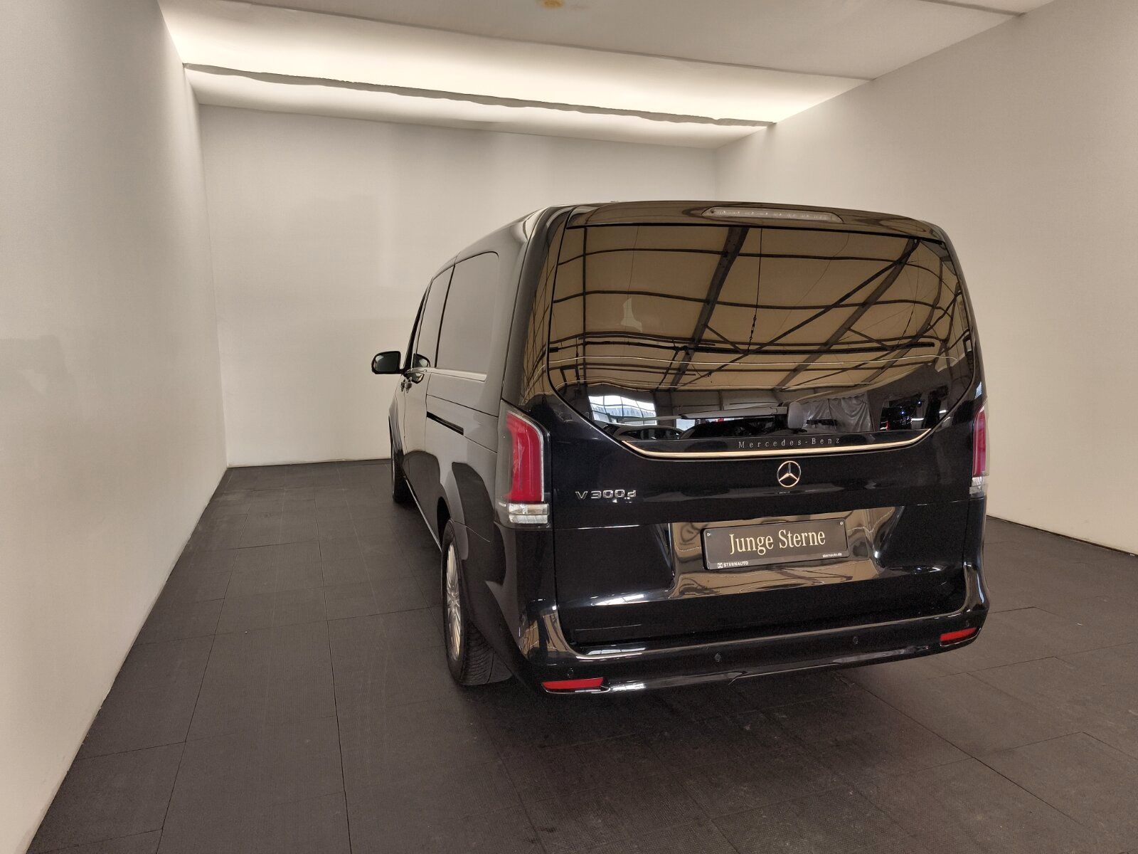 Mercedes-Benz V 300 2024 г. Чёрный, пробег 41130 км