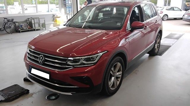 Volkswagen Tiguan 2023 г. Красный, пробег 44954 км