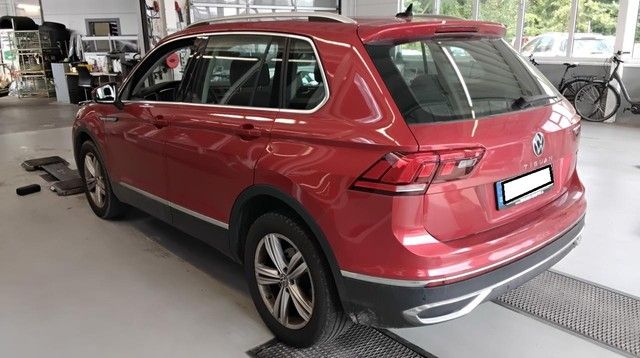 Volkswagen Tiguan 2023 г. Красный, пробег 44954 км
