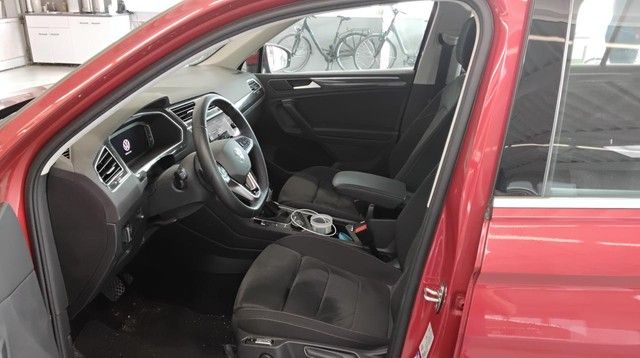 Volkswagen Tiguan 2023 г. Красный, пробег 44954 км