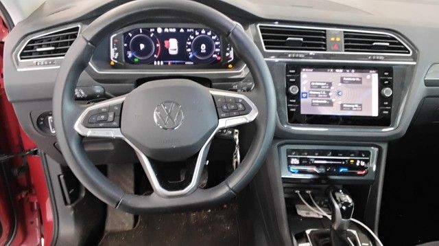 Volkswagen Tiguan 2023 г. Красный, пробег 44954 км