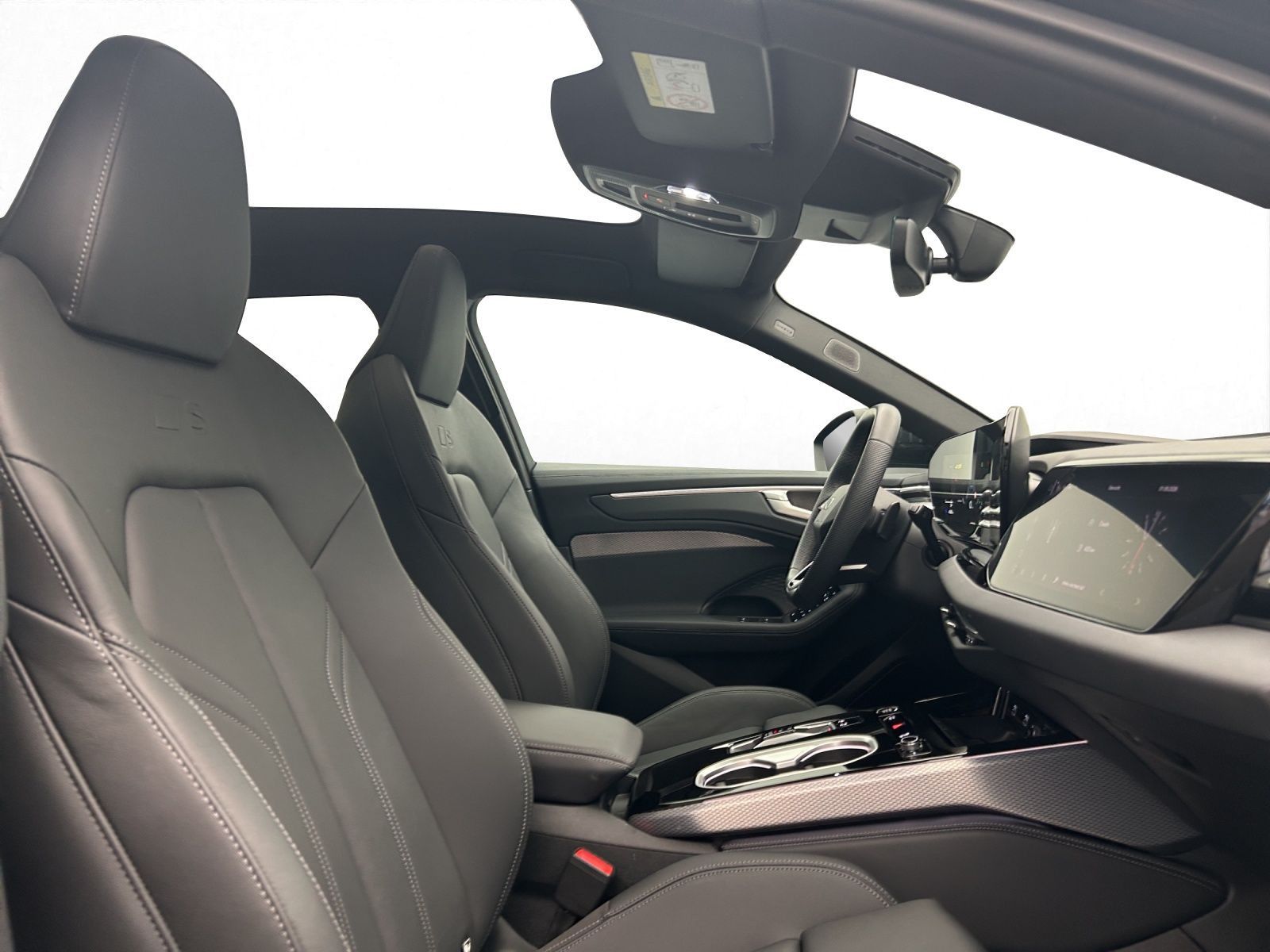 Audi A6 2026 г. Чёрный, пробег 28127 км