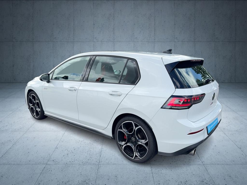 Volkswagen Golf 2024 г. Белый, пробег 26062 км