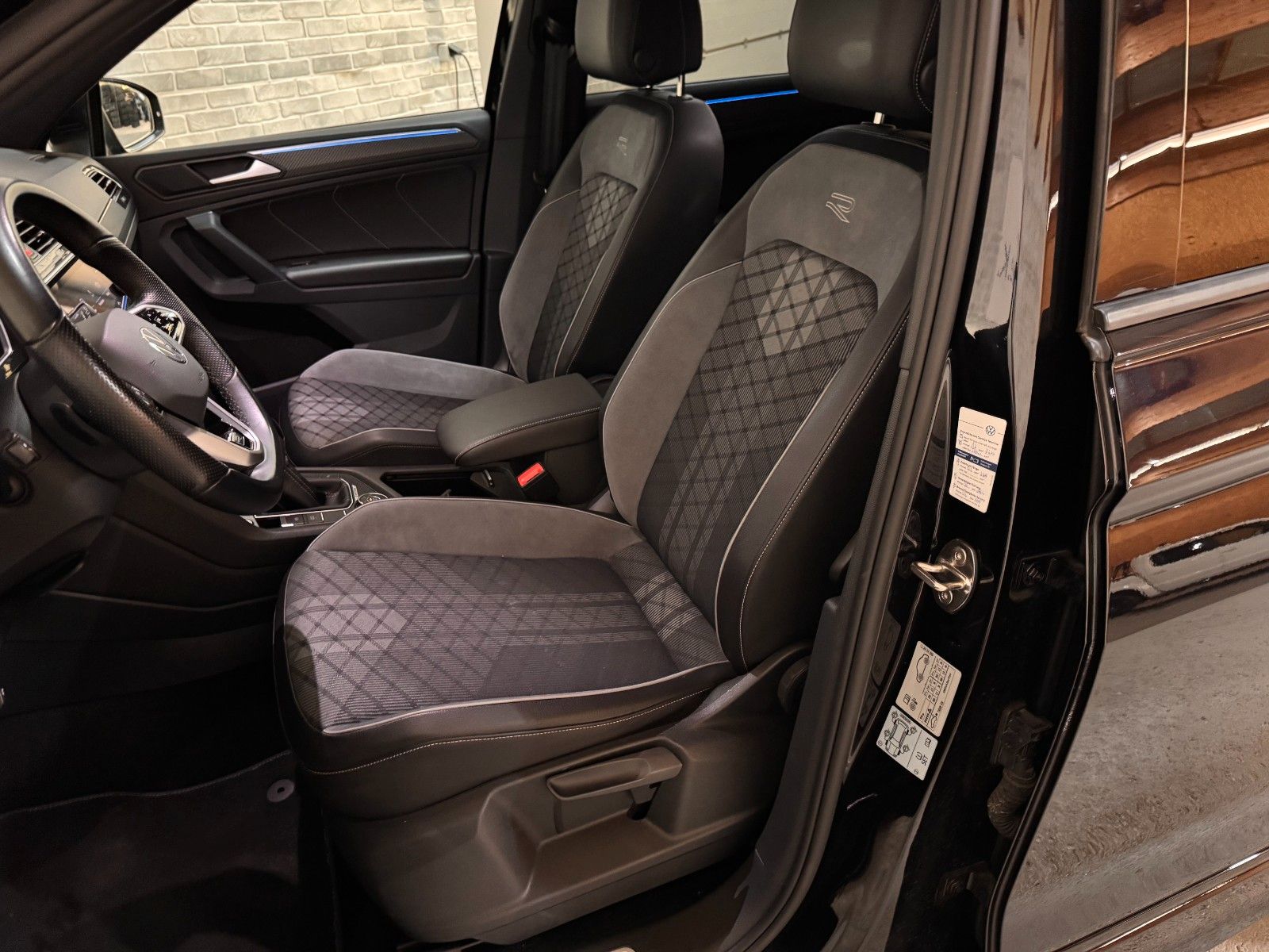 Volkswagen Tiguan 2023 г. Чёрный, пробег 46800 км