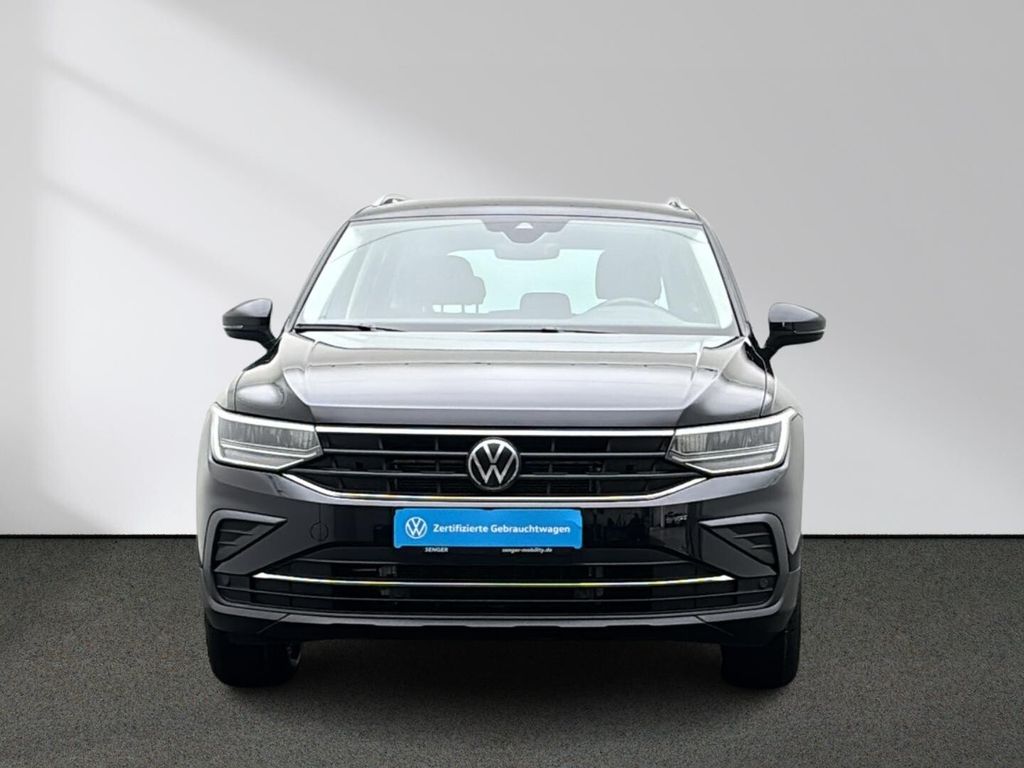Volkswagen Tiguan 2023 г. Чёрный, пробег 56720 км