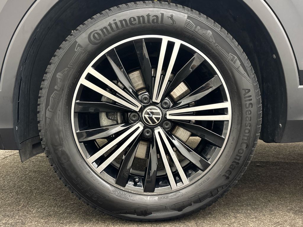 Volkswagen Tiguan 2023 г. Чёрный, пробег 56720 км