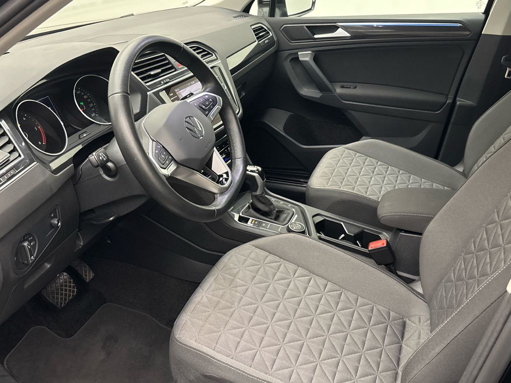 Volkswagen Tiguan 2023 г. Чёрный, пробег 56720 км