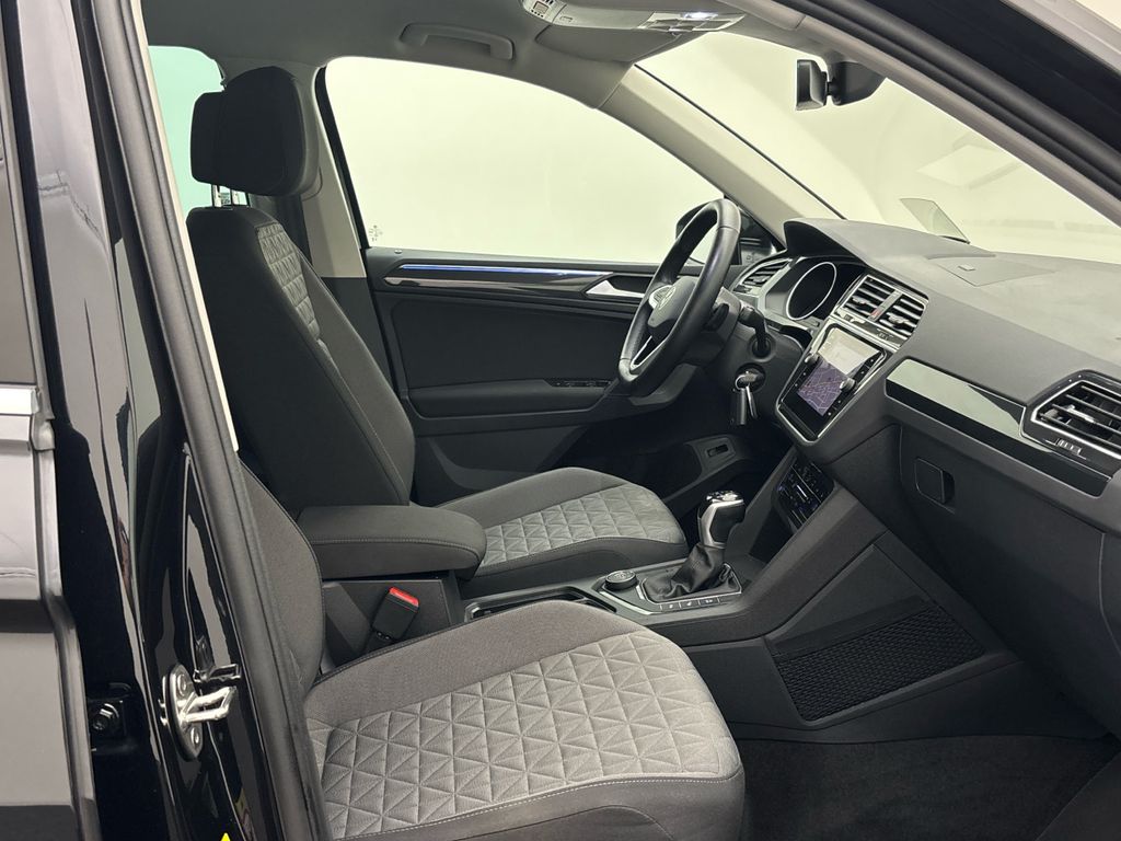 Volkswagen Tiguan 2023 г. Чёрный, пробег 56720 км