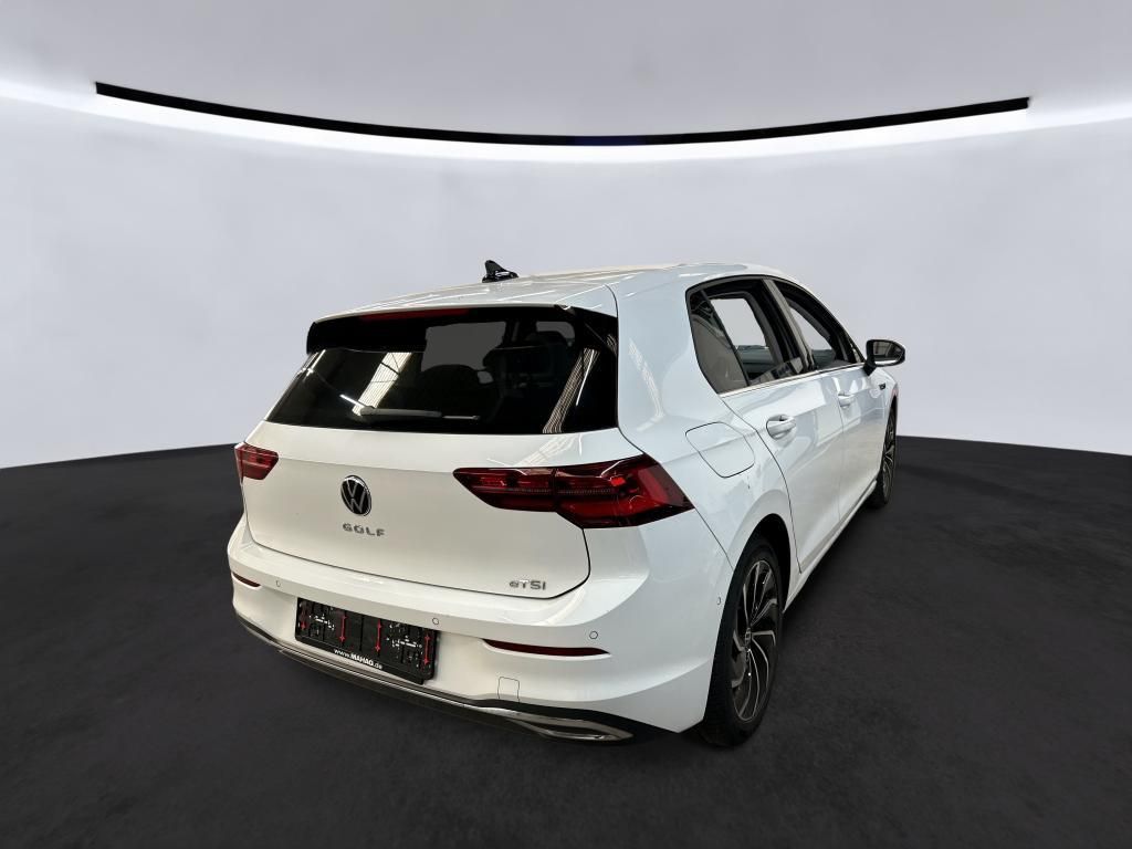 Volkswagen Golf 2023 г. Белый, пробег 21721 км