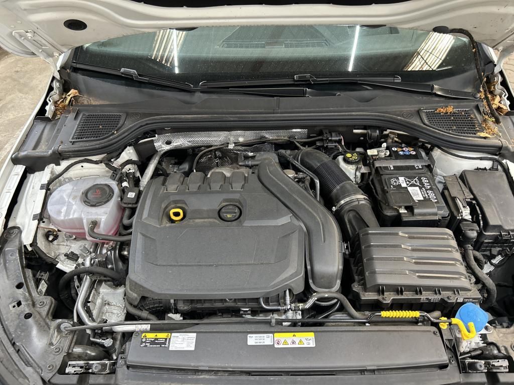 Volkswagen Golf 2023 г. Белый, пробег 21721 км