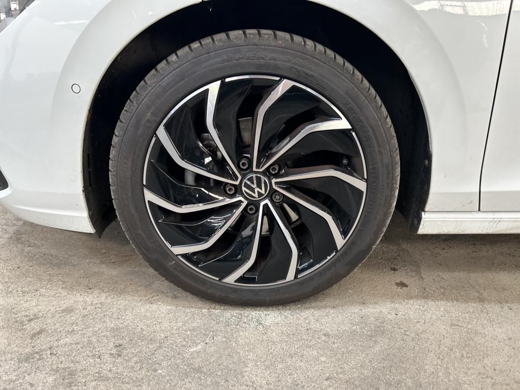Volkswagen Golf 2023 г. Белый, пробег 21721 км