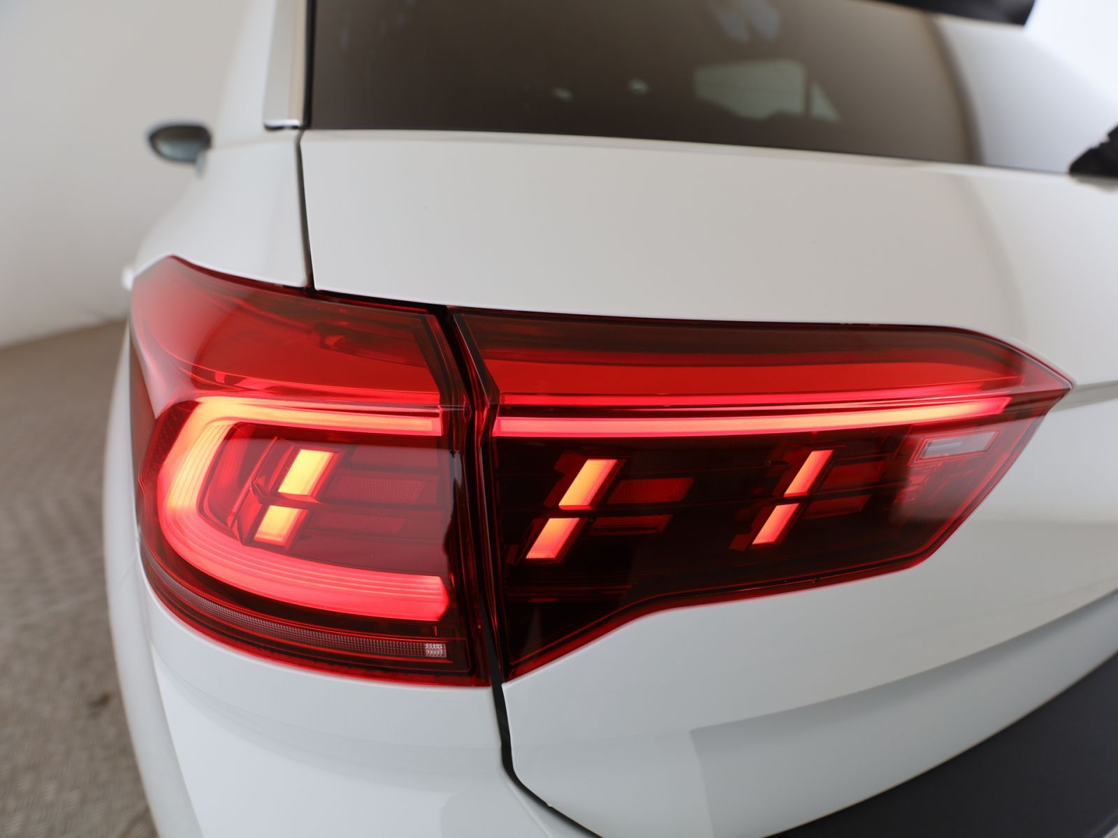 Volkswagen T-Roc 2022 г. Белый, пробег 36299 км
