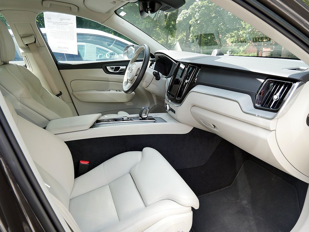 Volvo XC60 2023 г. Серый, пробег 37000 км