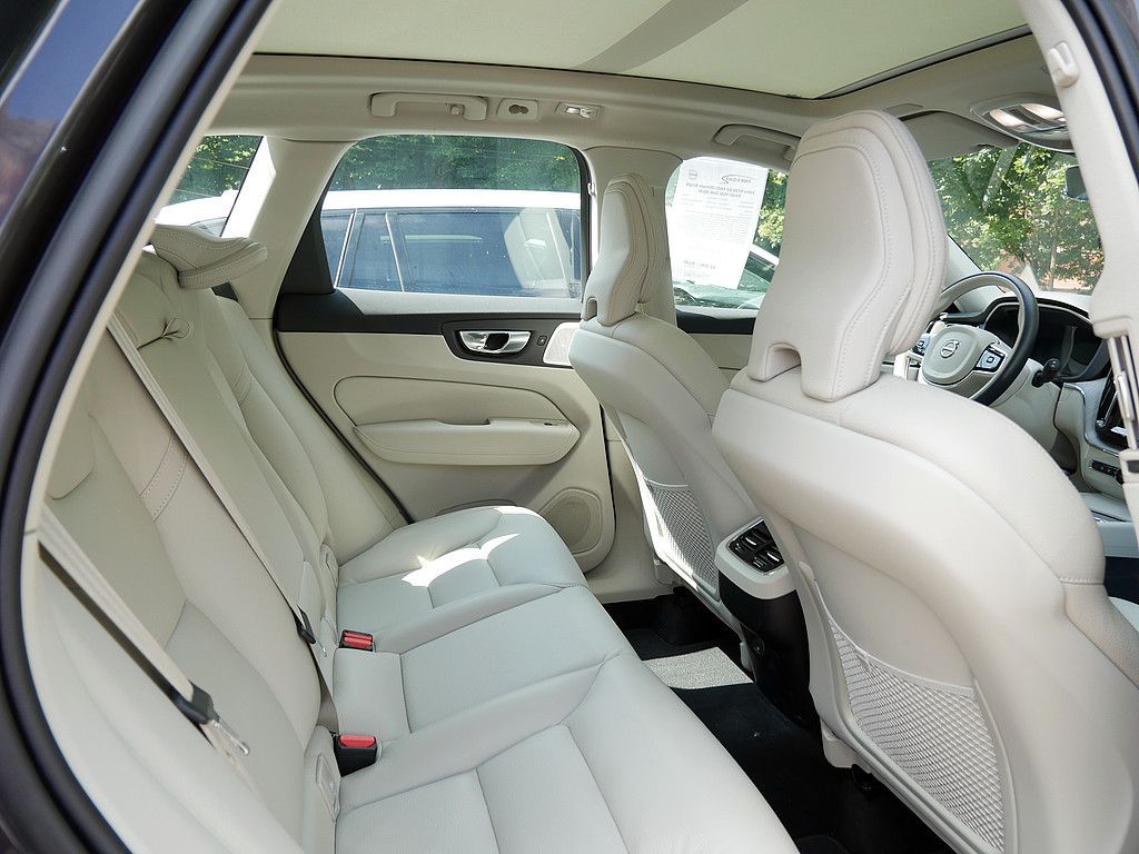 Volvo XC60 2023 г. Серый, пробег 37000 км