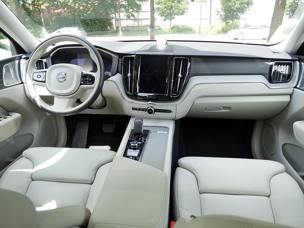 Volvo XC60 2023 г. Серый, пробег 37000 км