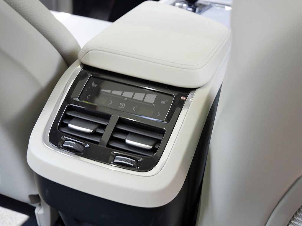 Volvo XC60 2023 г. Серый, пробег 37000 км