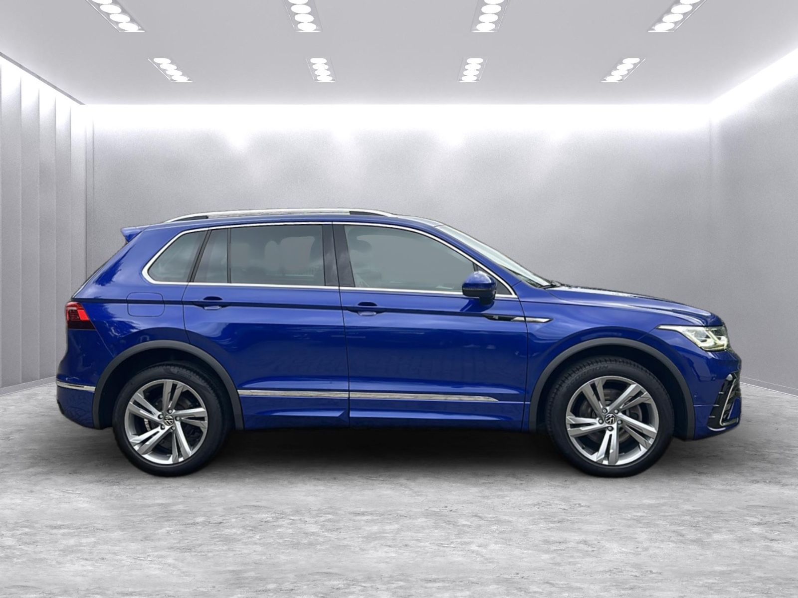 Volkswagen Tiguan 2022 г. Синий, пробег 47850 км