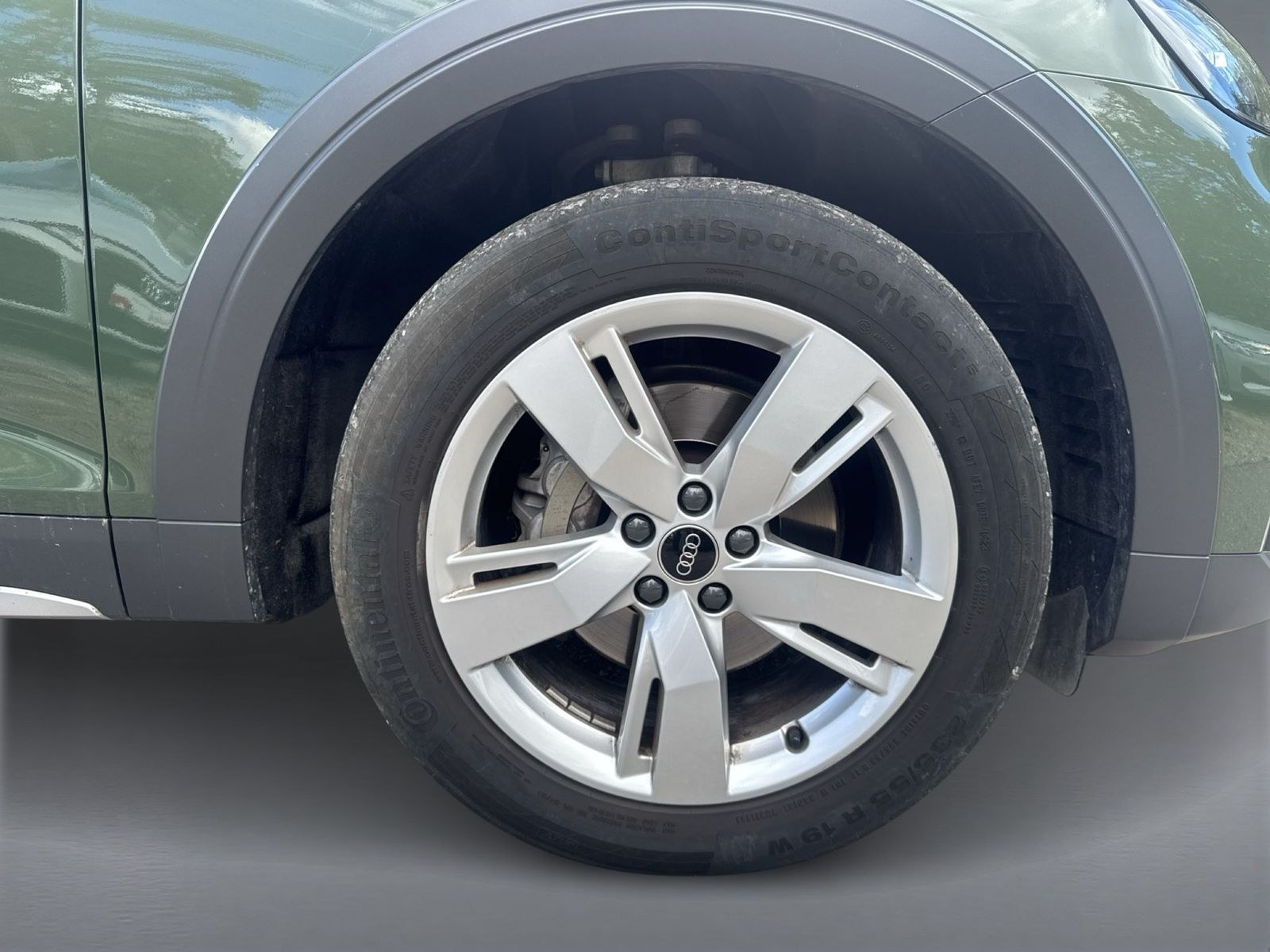 Audi Q5 2023 г. Зелёный, пробег 54903 км