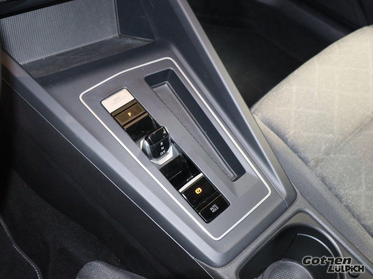 Volkswagen Golf 2023 г. Красный, пробег 40400 км