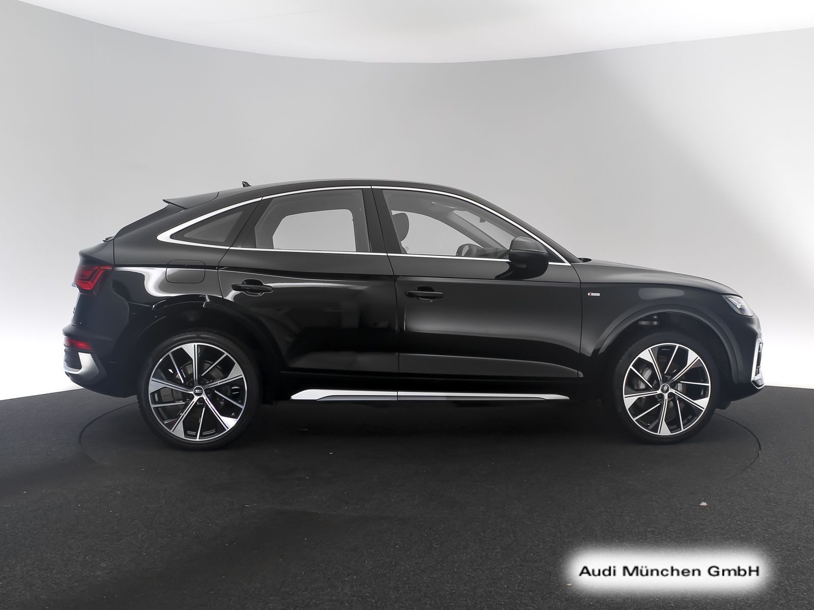 Audi Q5 2023 г. Чёрный, пробег 27915 км