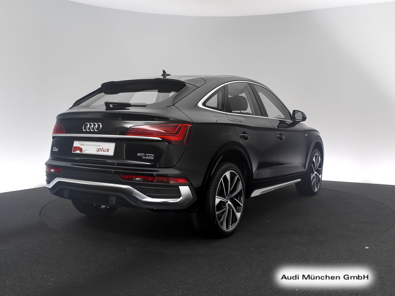 Audi Q5 2023 г. Чёрный, пробег 27915 км