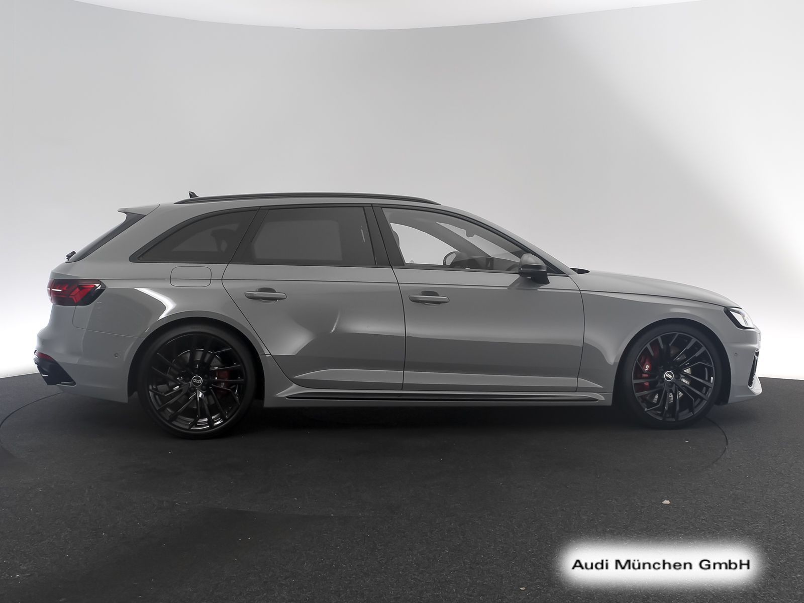 Audi RS4 2023 г. Серый, пробег 55956 км