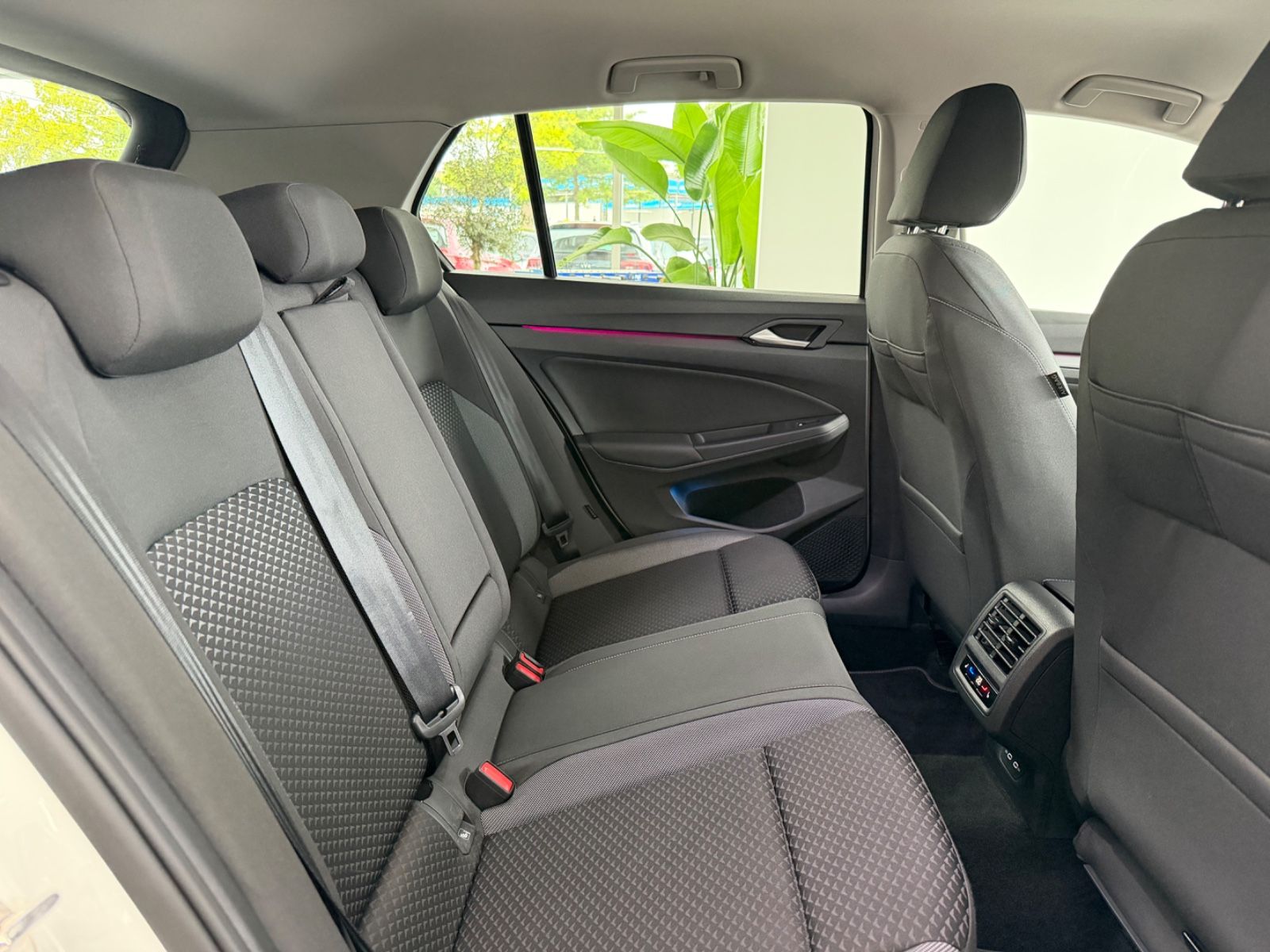 Volkswagen Golf 2023 г. Белый, пробег 60000 км