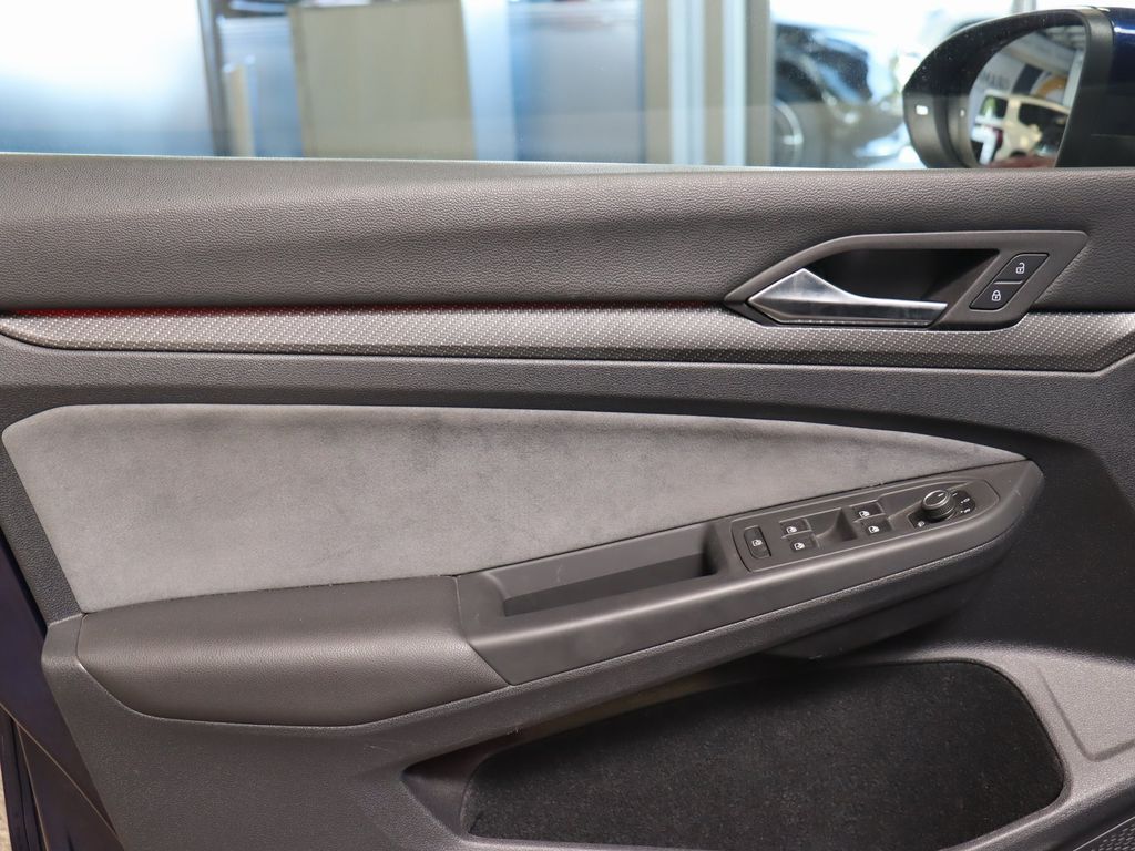 Volkswagen Golf 2022 г. Синий, пробег 38650 км