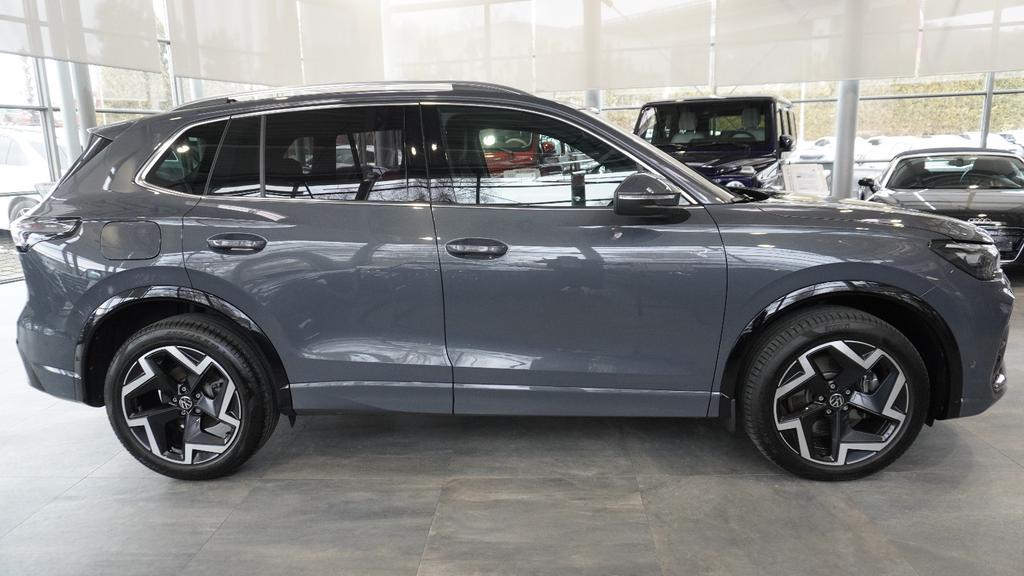 Volkswagen Tiguan 2024 г. Серый, пробег 25000 км