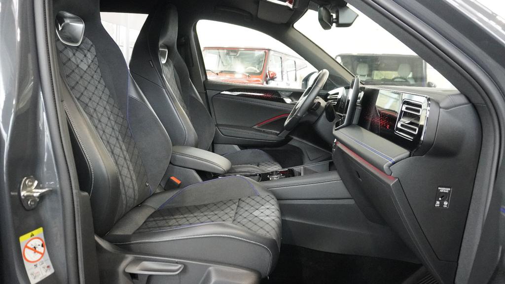 Volkswagen Tiguan 2024 г. Серый, пробег 25000 км